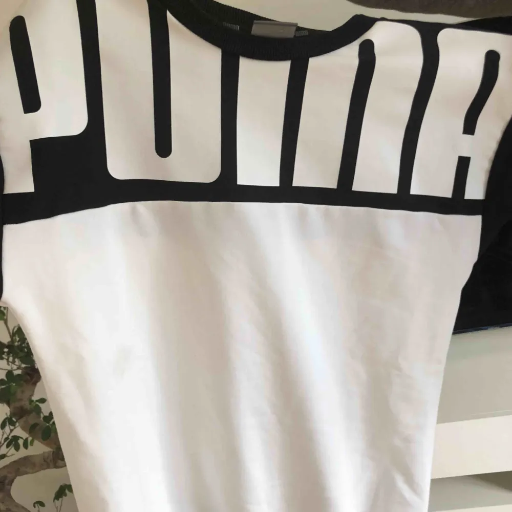 Oversize tröja från Puma, strl xxs (men jag är typ s), som ny, dock fått någon liiiiten fläck som inte syns när man bär den, se bild 3. 70kr (spårbar frakt på 59kr tillkommer 🕊✉️) . Tröjor & Koftor.