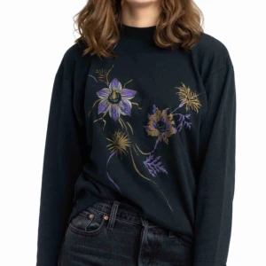  - Svart tjocktröja med lite polo. Bra passform, lite oversized. Lätt att styla med andra plagg och smycken.