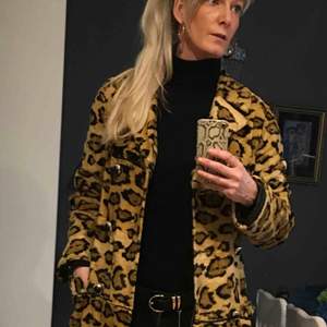 Såå fin och unik leopardmönstrad kappa, köpt vintage! Fått många komplimanger för den här😊 Materialet är kort päls och guldknappar. Köparen står för frakt! 