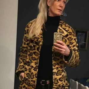 - Såå fin och unik leopardmönstrad kappa, köpt vintage! Fått många komplimanger för den här😊 Materialet är kort päls och guldknappar. Köparen står för frakt! 