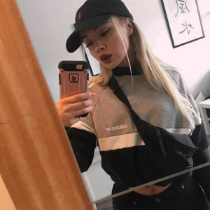  - Cool adidaströja i strl S. 🔥