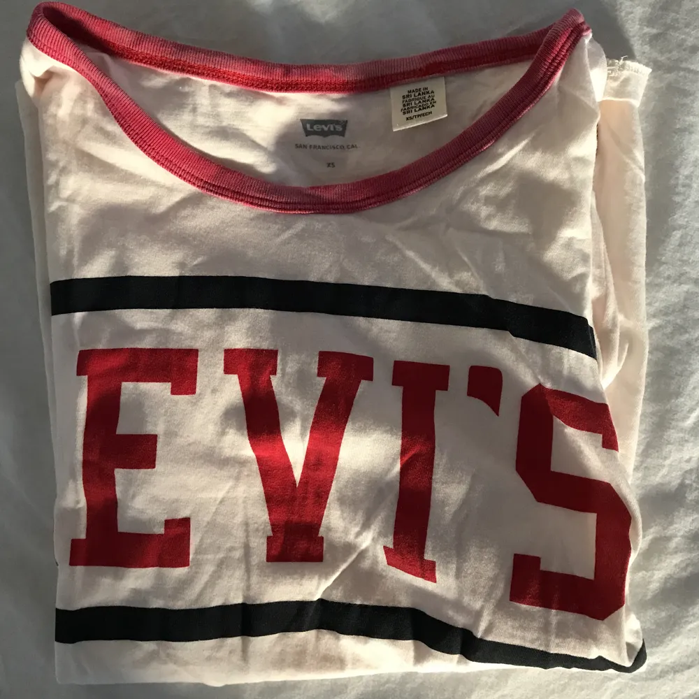 Supersnygg Levi’s T-shirt Frakt tillkommer . T-shirts.