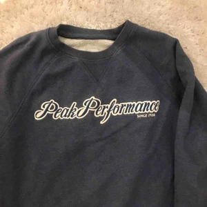  - Fin blå Peak Performance tröja i storlek Medium. (Bor i Stockholm, kan mötas upp)