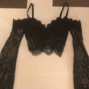  - Svart spets tröja från fashionnova. Långa armar kort i midjan. Storlek XS  Har aldrig använt den så den är som ny Frakten får köparen betala själv. Betalning sker via swish :)