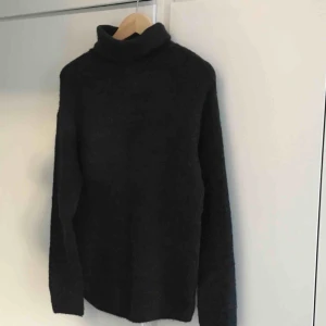  - Mörkgrå stickad polo från H&M, står storlek XS men jag skulle säga att den passar S och M!