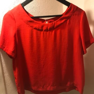  - Röd kort topp från weekday. Några små revor i tyget, se bild. Strl S
