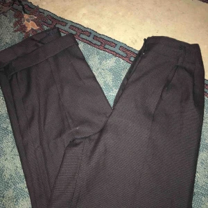  - Vet inte riktigt vilken storlek det är men skulle säga xs eller s. Väldigt vida vid benen men ganska smal midja. Hör av dig om du har npgra frågor.💕