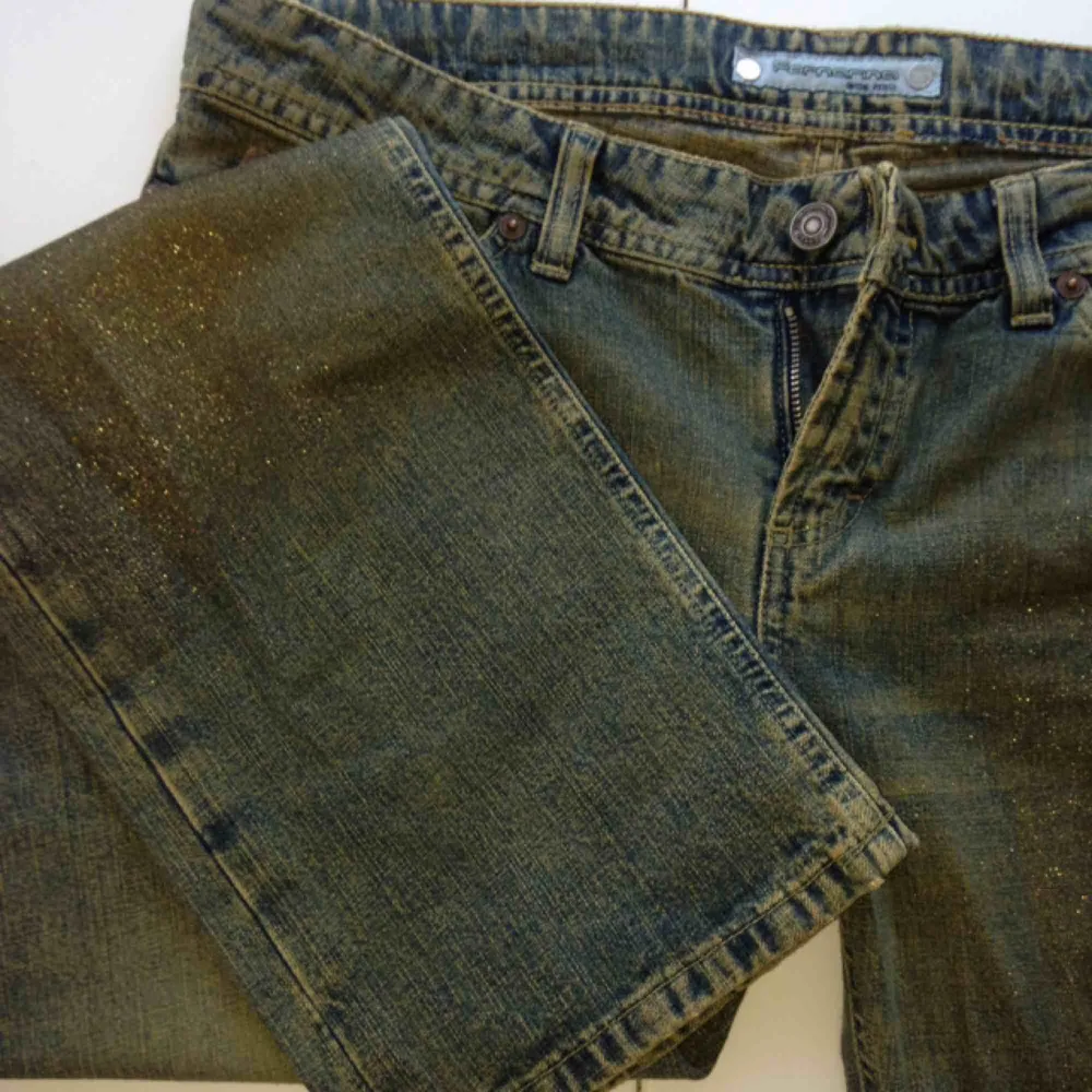 Fornarina grönaktiga jeans med guldigt glitter på framsidorna, i mint condition! Det står storlek 31, känns som M. . Jeans & Byxor.