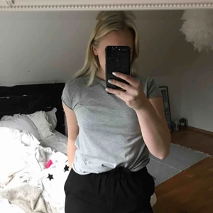  - Grå T-shirt från NA-KD. Sparsamt använd! Storlek S. Samfaktar gärna, kolla in mina andra plagg! :)