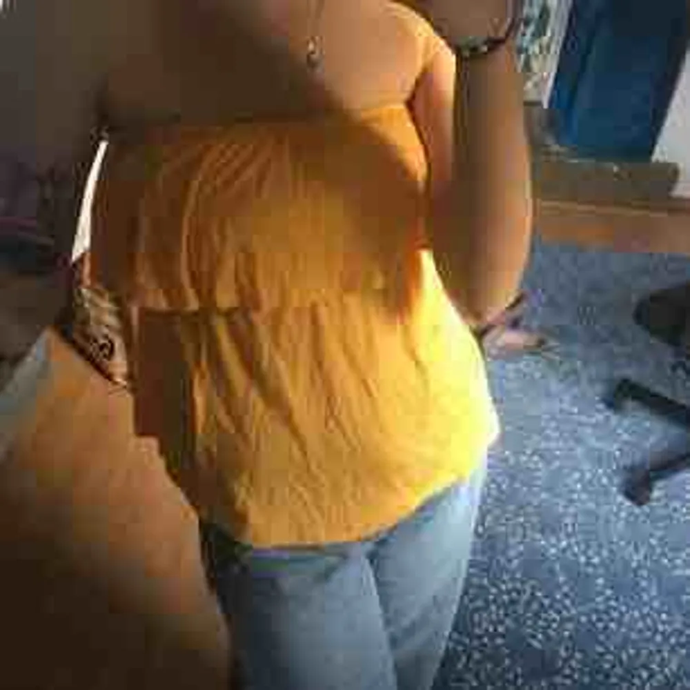 Jätte fin gul sommar tröja. Den är strapless. Frakt tillkommer. Toppar.