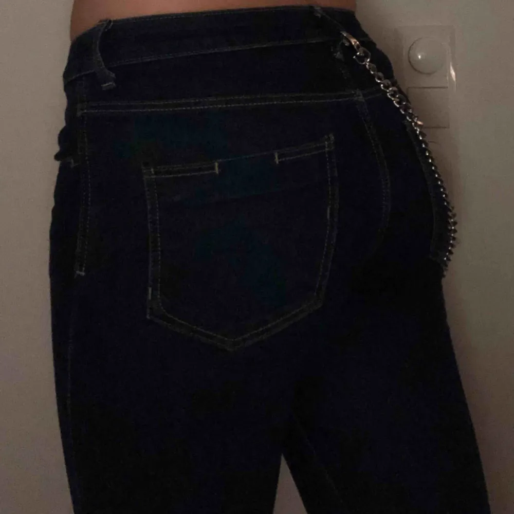 Mörkblå tajta jeans från Zara. Knappt använda. Kedja ej till salu. Jeans & Byxor.