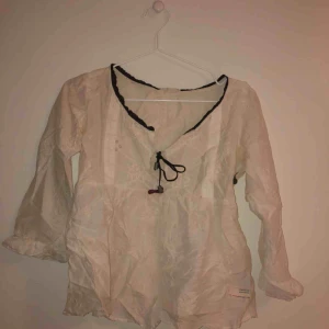  - Odd Molly-blus som sitter jättefint. Knappt använd så i väldigt fint skick, bara lite skrynklig. Storlek 0 vilket motsvarar XS. Tar bud. 