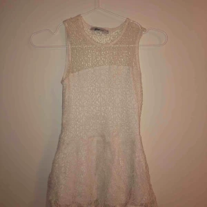  - Vit spetsblus som sitter jättefint. Storlek XS. Tar bud. 