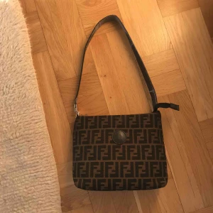  - Väska köpt på humana. Fendi replika. I begagnat skick! Handtagen har tappat lite färg men går lätt att färga om man vill det:) 400 inklusive frakt. Priset kan diskuteras vid snabb affär.