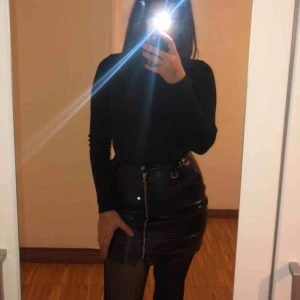  - Har endast använt den 1 gång vid ett speciellt tillfälle så den är i princip ny! Passar dem som har stl S oxå!