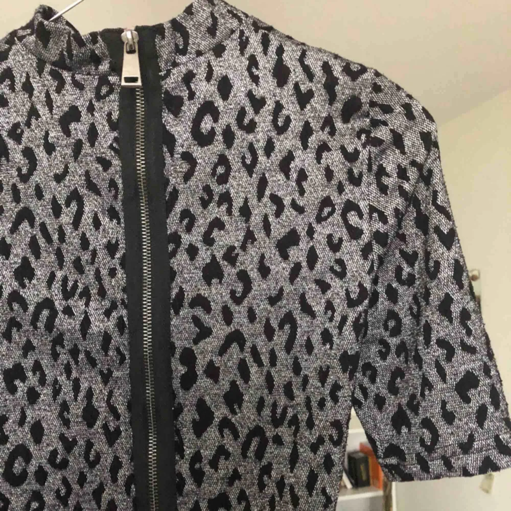 Leopard, silverglittrig polo klänning från topshop! ✨. Klänningar.