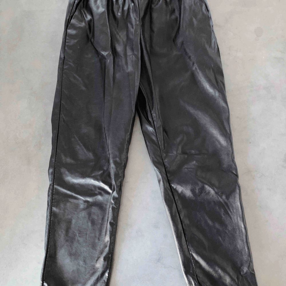 Svarta byxor i skinnimitation från Monki.. Jeans & Byxor.