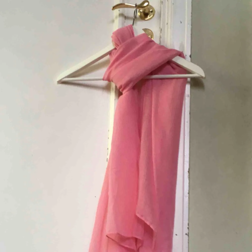 ca 90x160 cm. Tunn rosa scarf. Aldrig använd 💕. Accessoarer.