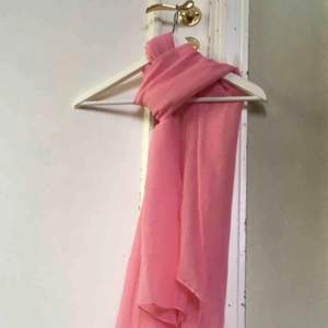 ca 90x160 cm. Tunn rosa scarf. Aldrig använd 💕