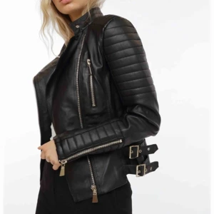 Chiquelle skinnjacka  - Chiquelle jacka. Knappt använda. Finns i olika färger och storlekar.