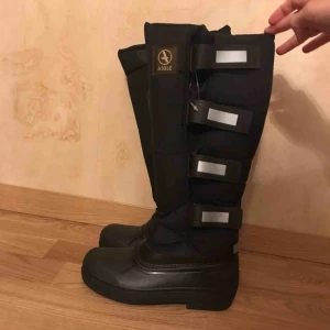  - Helt nya Aigle kängor som är varmfodrade med reflexer i storlek 35.  Möts upp i Ursvik, Sundbyberg eller T-Centralen