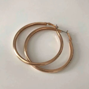  - Ett par guldiga örhängen med en diameter på 7 cm. Aldrig använda pga inte min typ av örhängen. Inköpta för 3 månader sedan på bershka, kontakta vid intresse 💘