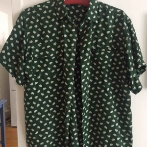 - Superfin skjorta med små elefanter, i silke. Köpt second hand. Står ej märke eller storlek, men uppskattar den till en medium. 