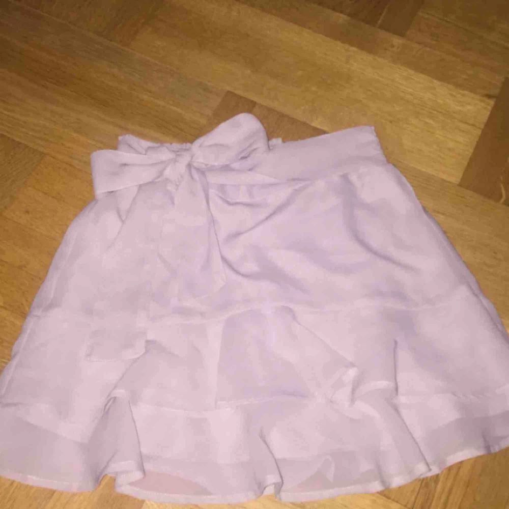 Jättesöt grå-lila kjol från Gina. Klippte av lappen där storleken står så är inte hundra på om det är XS eller S. Kan mötas i Stockholm eller frakta men då står köparen för fraktkostnaden!. Kjolar.