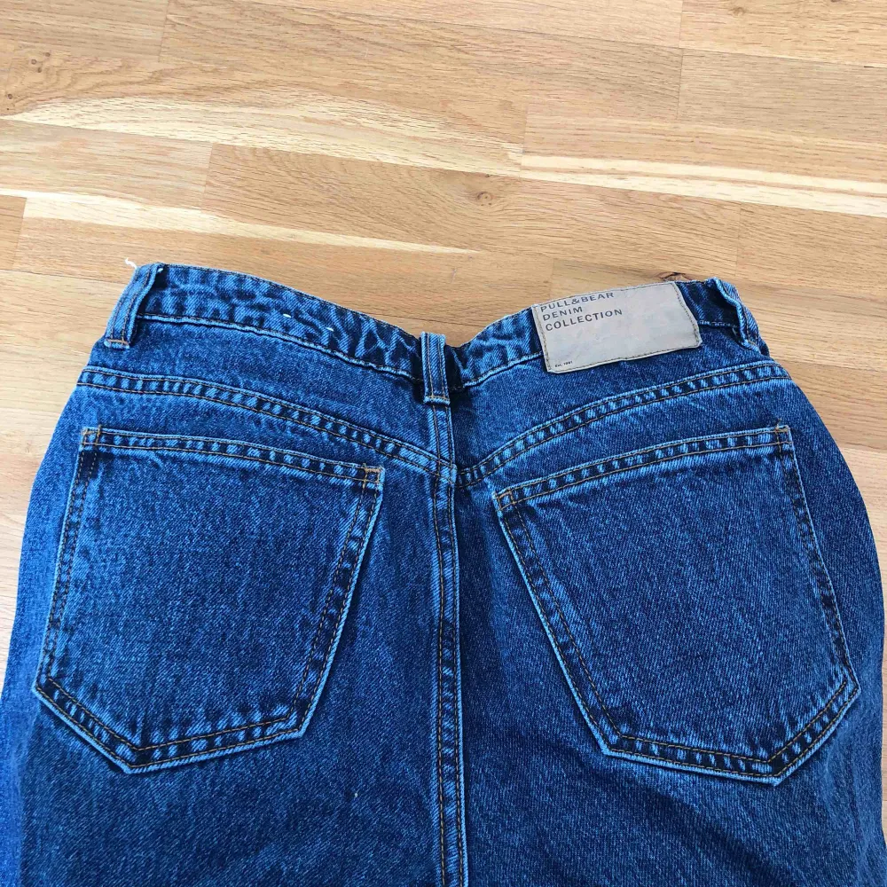 Mörkblå jeans med en snygg stentvätt. Snygga slitningar vid ankeln. Mom jeans, alltså en lite lösare fit. Använd endast en gång. Frakt tillkommer.. Jeans & Byxor.