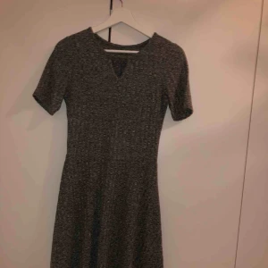  - Grå superfin klänning från hm använd kanske 4 gånger