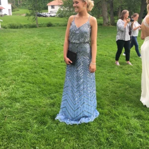  - Säljer min balklänning i storlek S (34/36), köpt på Dressroom i Göteborg år 2016. Den är köpt för 4000 kr men säljer den för 1500 kr i och med att det är lite paljetter som lossnat (kolla sista bilden) men det ska inte vara några problem att fixa.