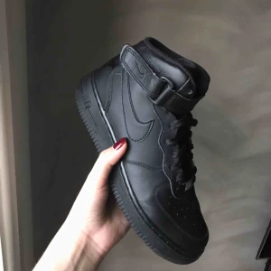  - Överväger att sälja mina svarta Air force 1 då de aldrig kommer till användning. Endast använda någon gång och ser därmed Helt nya ut! Nypris strax över 1000 kr. Skicka ett meddelande/bud om du är intresserad