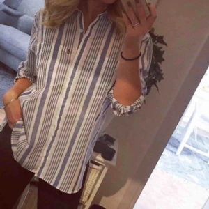  - Garderobsrensning pga flytt.  Lexington skjorta i linne och bomullsmix. Väldigt sparsamt använd. 