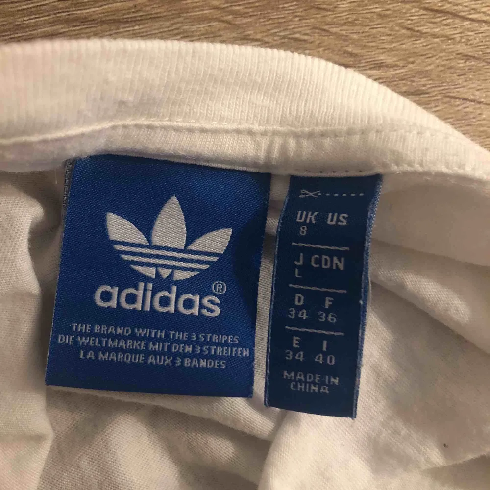 Adidas tröja Knappas använd Storlek:34/ xs/s Står ej för frakt😊. T-shirts.