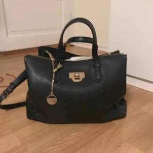  - Äkta DKNY väska i bra skick! Köpt på NK för tror det var 2500kr! 