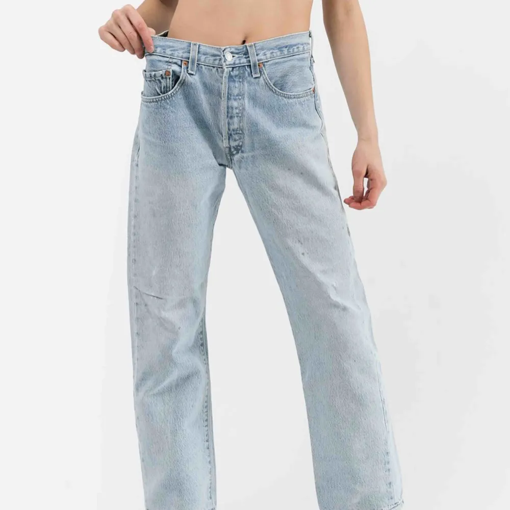 Hej SÖKER vintage/ retro levis jeans med den gamla lappen alltså som dem jeansen på bilden ska passa en xxs-XS vad har ni? 😇. Jeans & Byxor.