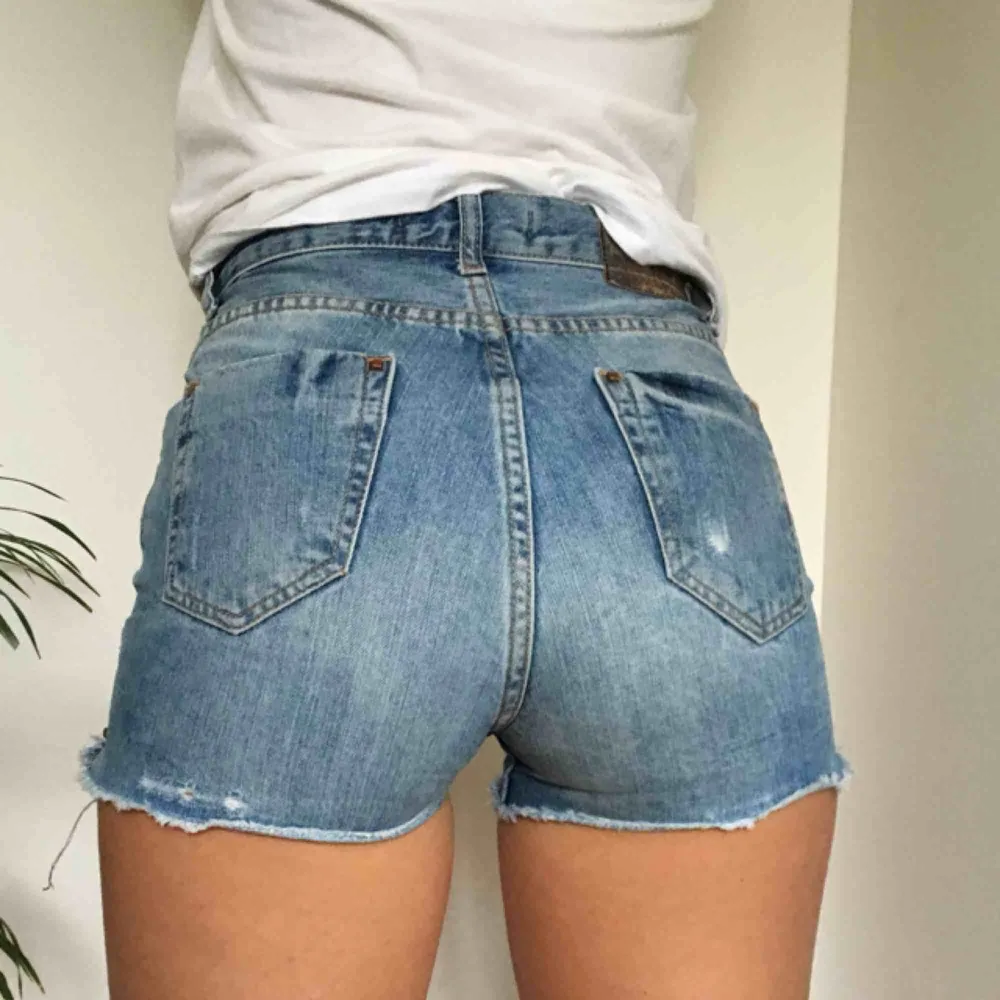 Dessa super snygga jeans-shorts från Zara. Ett par favoriter, dock lite för små.  Dom är högmidjade, snygg passform och lite stretchiga. Vi möts gärna upp i stan, om frakt betalar köparen.. Shorts.
