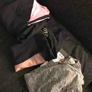  - 5st träningsplagg 3 tränings leggings och 1linne knappt använda. kan frakta men då står köparen för frakten😊
