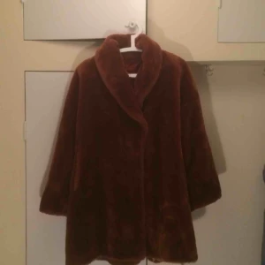  - Oversized XL chestnut brown/red fake fur coat. Supa warm with big pockets. Colour has 2 be seen IRL !!