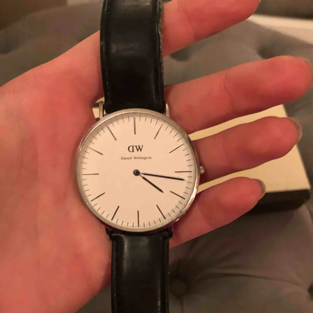 Klocka i silver från Daniel Wellington. Originaltillbehör medföljer. Armbandet är något slitet på kanter men ingenting som syns. Armbandet går att byta och finns på flesta smyckes affärer går lika bra att byta till stålarmband som läder.. Asusteet.