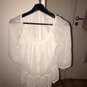  - Oanvänd blus från Gina tricot, jätte söt och fin