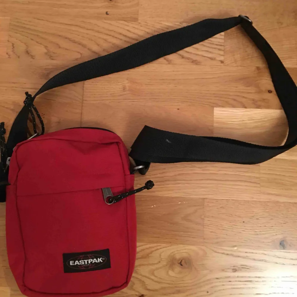 Sjukt snygg röd eastpak fannypack i nyskick! , frakt tillkommer, möts upp i Stockholm . Väskor.