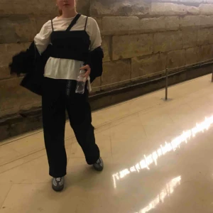  - lång vit kortärmad tröja från pull and bear. den är längre i bak än i fram. går och styla snyggt!🕊 XS men passar XS-M. köpare står för frakt.