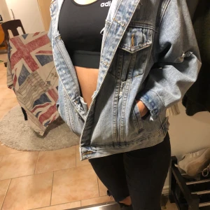 Jeans jacka - Säljer denna jeansjacka som aldrig kommer till användning helt som ny köparen står för frakten