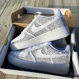 Custom Nikes!!😇🦋✨ - Hej!😇 jag tar emot beställningar av custom designade skor. Du väljer själv modell, design och storlek. Jag använder mig av den bästa färgen på marknaden, vattentålig och hållbar. Skicka meddelande vid intresse eller kolla in min Instagram @designbysteen✨