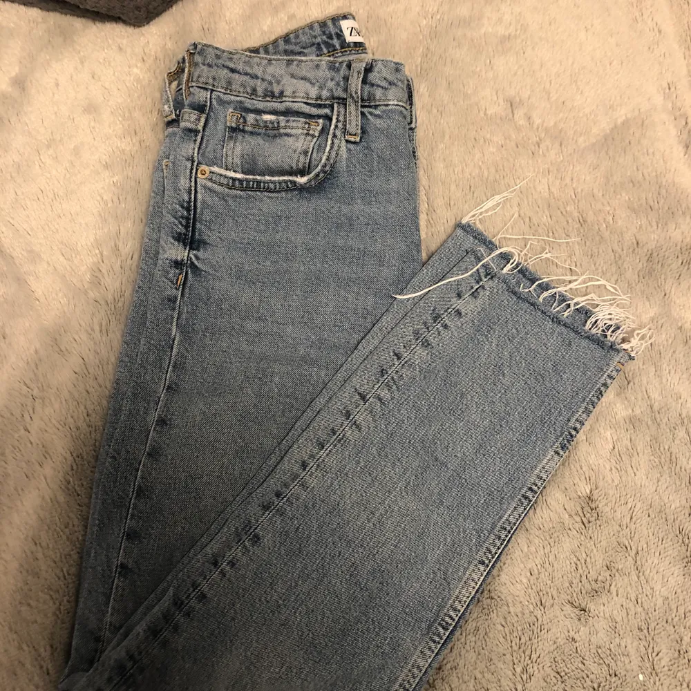 Snygga blåa jeans från Zara. Inte helt tajta nedtill utan lite raka. Storlek 36. Har även ett par likadana svart/gråa som jag ska sälja.. Jeans & Byxor.