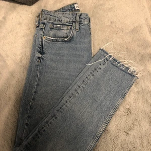 Raka jeans från Zara - Snygga blåa jeans från Zara. Inte helt tajta nedtill utan lite raka. Storlek 36. Har även ett par likadana svart/gråa som jag ska sälja.