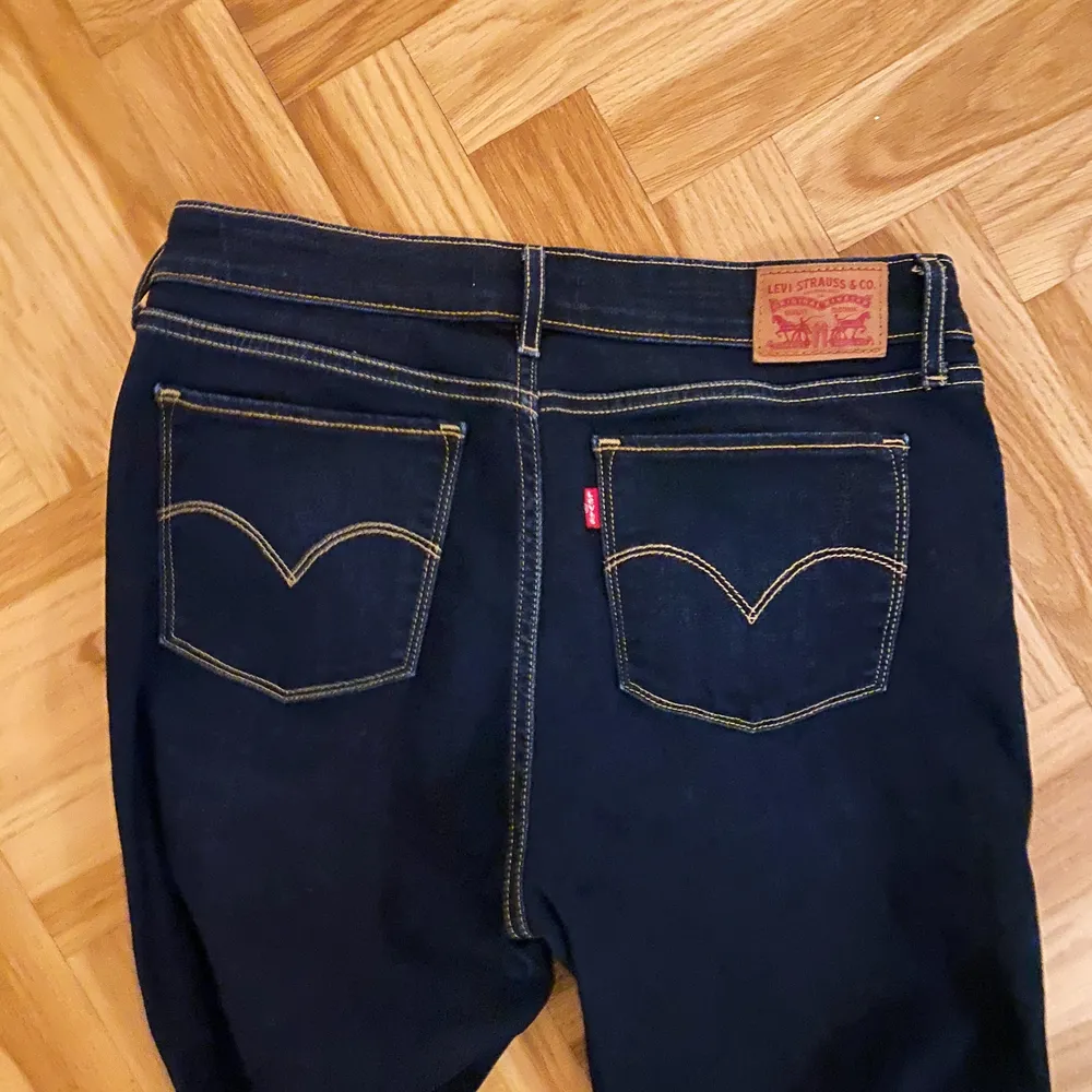 Säljer mina 715 Bootcut-jeans från Levis. Mörkblå tvätt. Storlek 31. Säljer för 400 kr. Knappt använda!. Jeans & Byxor.