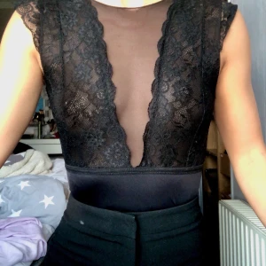 Svart spetstopp  - Otroligt fin spetstopp från pieces! Storlek S. Går jättebra att använda utan BH. Kan mötas upp runt i stan eller i Nacka! Frakta går också, då står köparen för frakten 😊