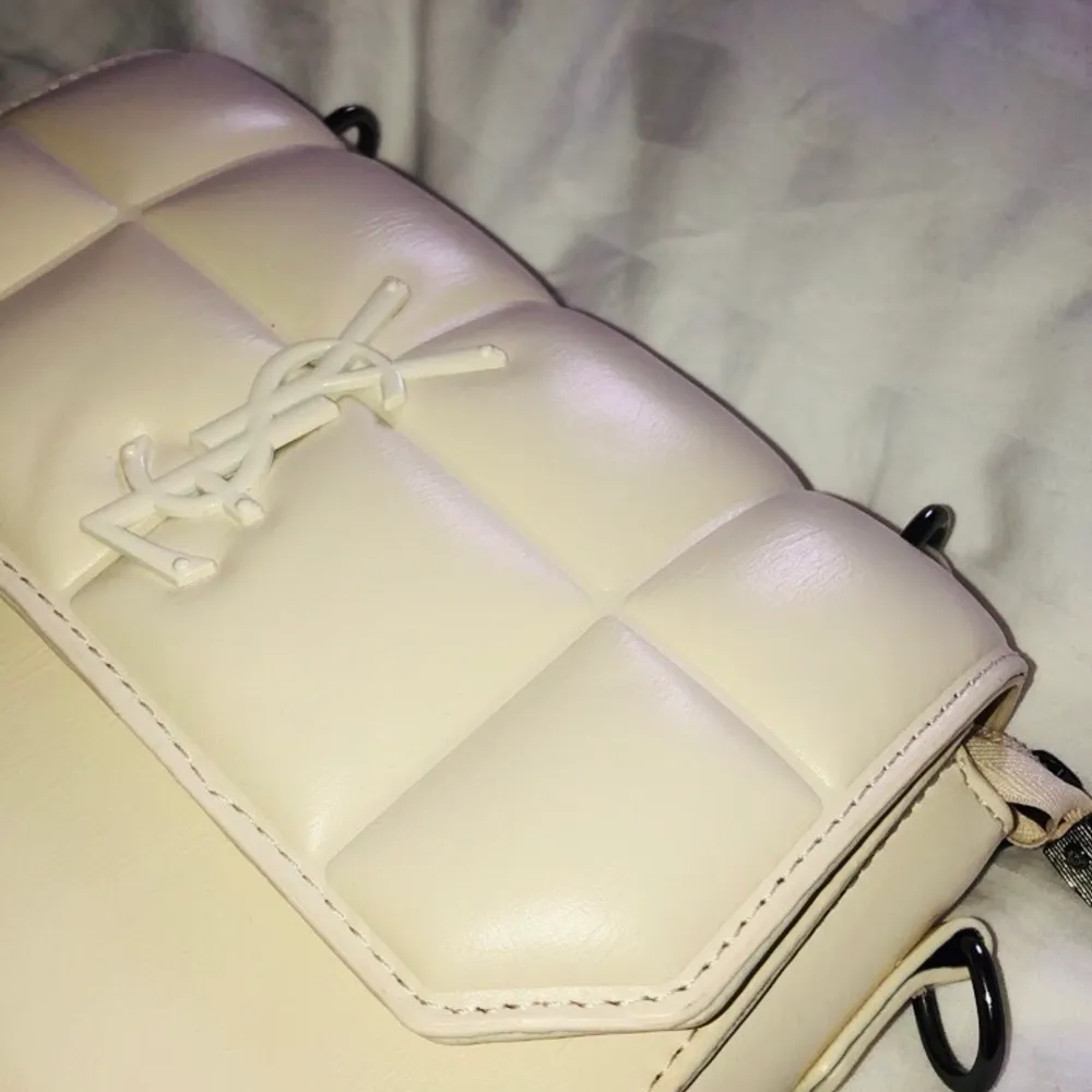 En superfin handväska som jag fått i present, säljer den för att den inte kommer till använding. Vit / beige aktig färg.  Det långa bandet går att ta av :) Kan mötas upp i Göteborg eller frakta (köparen står för frakten)!✨🦋. Väskor.